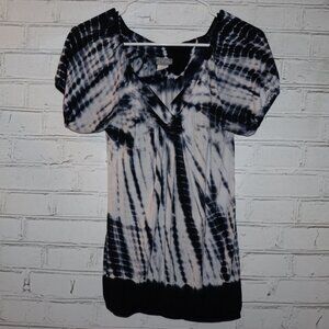🖤 Daytrip Charcoal & White Tie‑Dye V‑Neck Top · Size M
